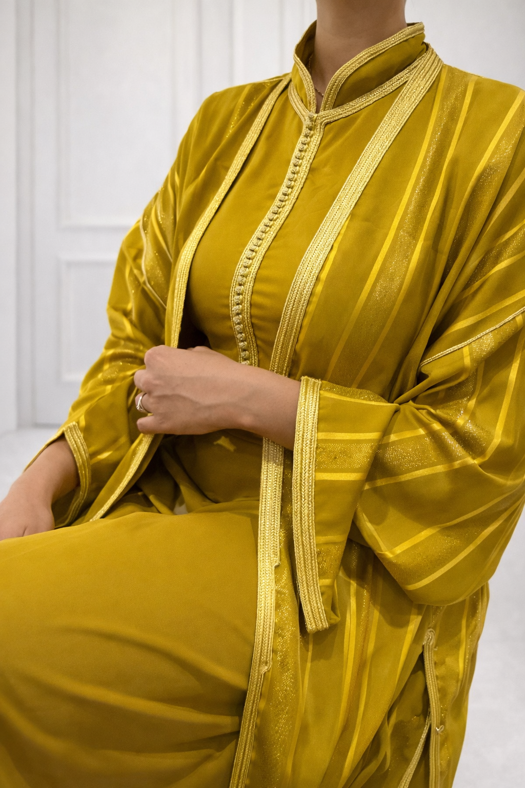 Abaya Deux Pièces – Élégance Artisanale Moutarde & Or