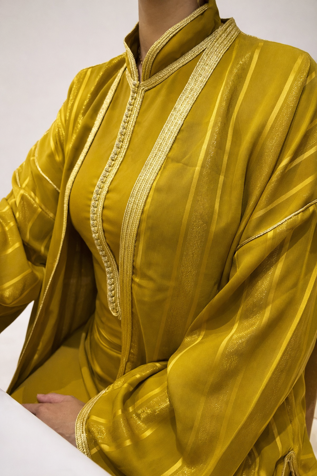 Abaya Deux Pièces – Élégance Artisanale Moutarde & Or