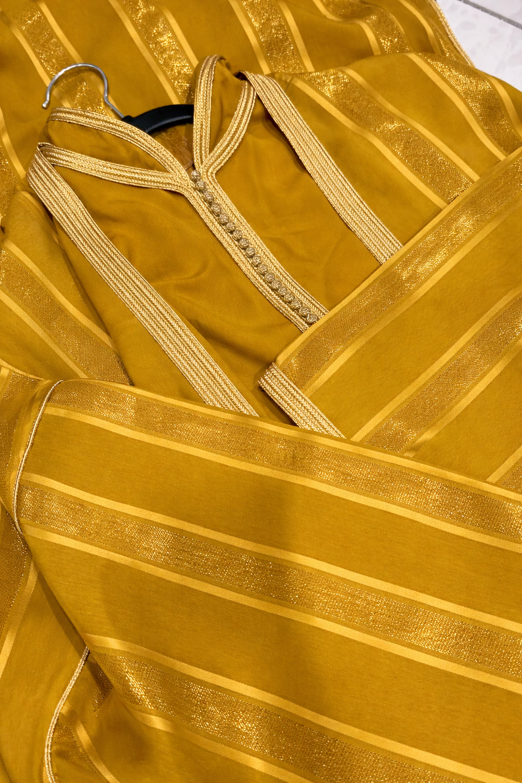 Abaya Deux Pièces – Élégance Artisanale Moutarde & Or