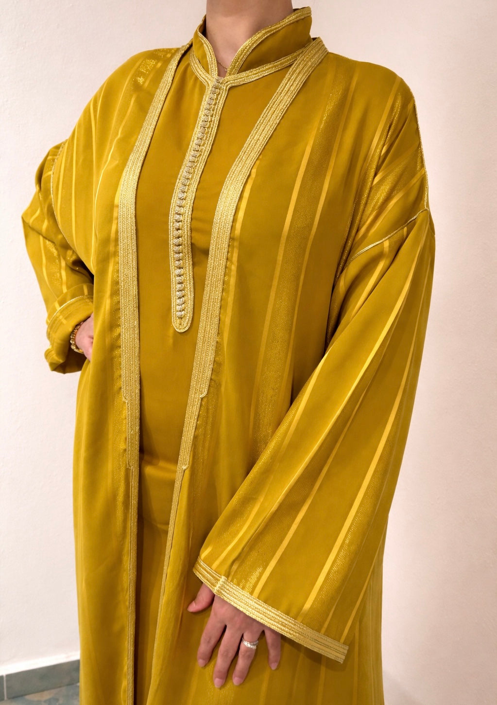 Abaya Deux Pièces – Élégance Artisanale Moutarde & Or